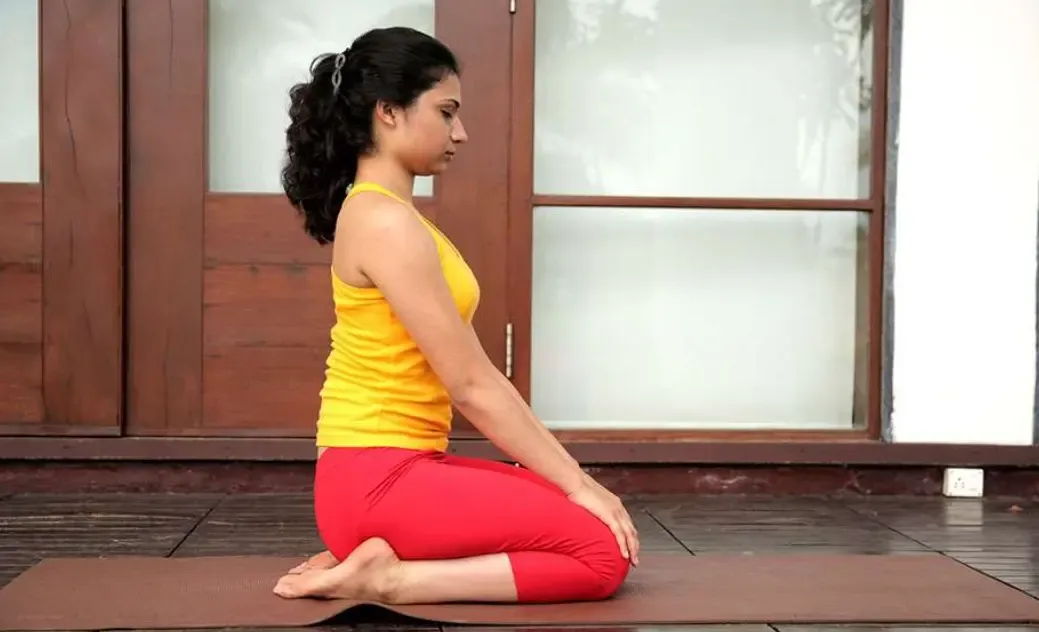 खाने के बाद करने वाला एकलौता आसन: जानिए वज्रासन के लाभ