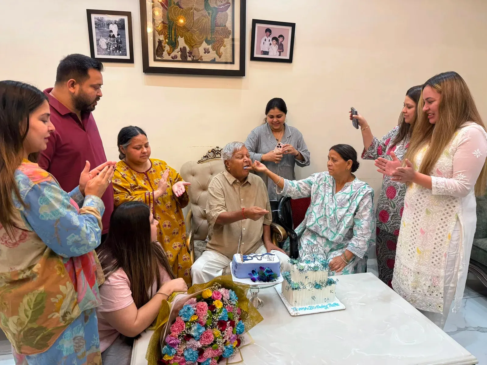 लालू यादव का जन्मदिन: परिवार संग केक काटा, तेज प्रताप और रोहिणी ने एक्स पर लिखे भावुक संदेश