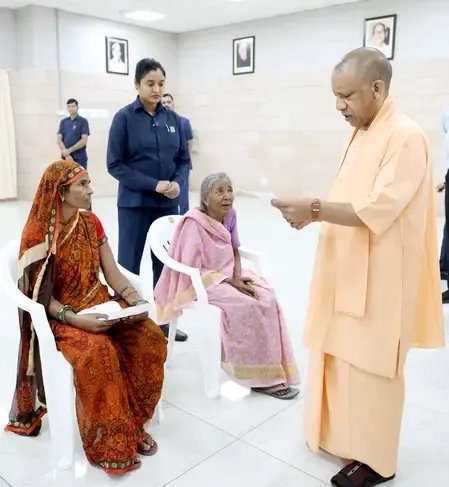 जनता दर्शन में योगी ने हर फरियादी को दिया न्याय का भरोसा