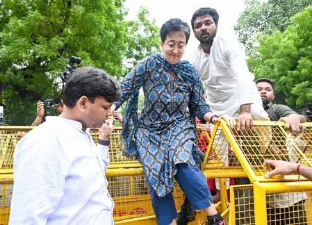 जंतर-मंतर पर छात्र आंदोलन: AAP नेताओं ने की शिक्षा मंत्री धर्मेंद्र प्रधान के इस्तीफे की मांग