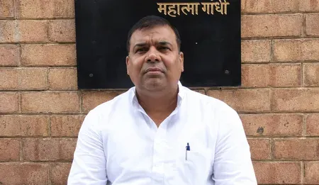 मध्य प्रदेश: कांग्रेस विधायक पंकज उपाध्याय का विधानसभा के बाहर धरना, चार सत्रों से प्रश्न निरस्त होने का आरोप