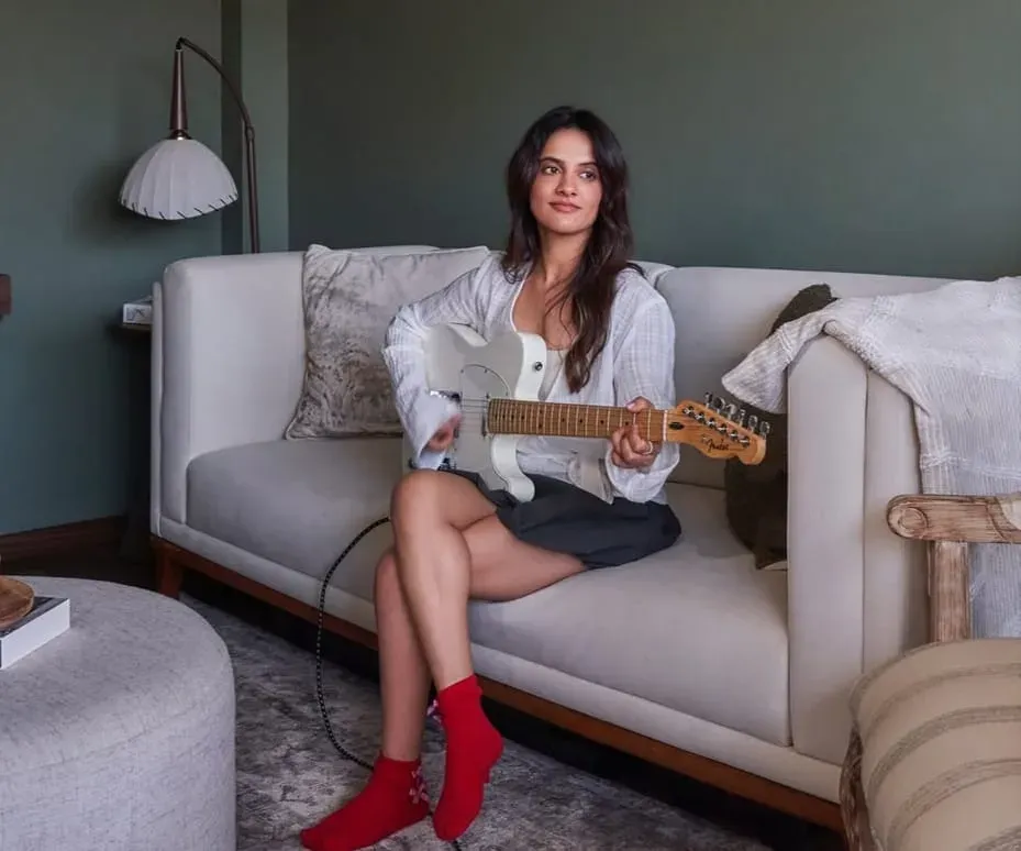 Jasleen Royal sings 'Luka Chuppi' from Rang De Basanti in solidarity with protesting students