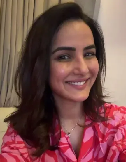 Jasmin Bhasin Flaunts Natural Beauty with No Makeup