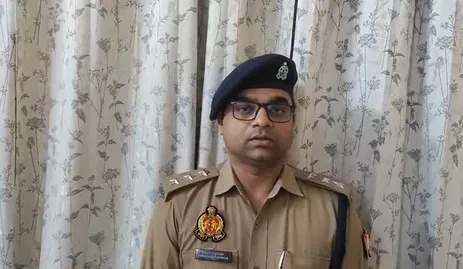 जौनपुर सड़क हादसा: खड़े ट्रक से टकराई वैगनआर, दो श्रद्धालुओं की मौत, तीन घायल