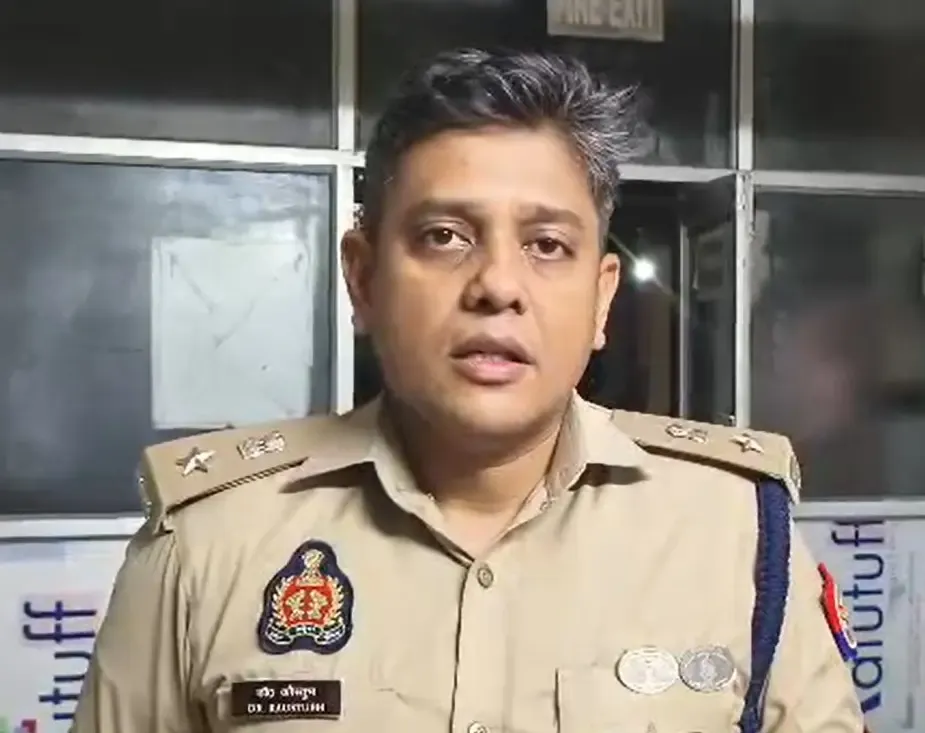 क्या अयोध्या से वाराणसी जा रही बस की ट्रेलर से टक्कर में चार श्रद्धालुओं की मौत हो गई?