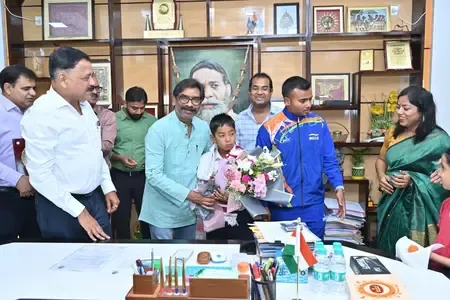 7 वर्षीय इशांक सिंह ने पाल्क स्ट्रेट पार कर रचा विश्व रिकॉर्ड, सीएम हेमंत सोरेन ने ₹5 लाख देकर किया सम्मानित