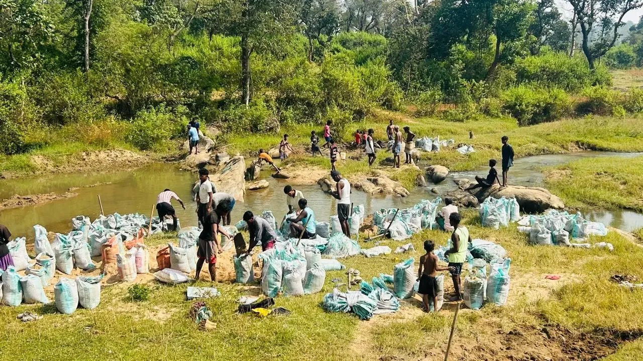 क्या झारखंड के अफीम के लिए बदनाम गांव में उगेगी 'उम्मीदों' की नई फसल?