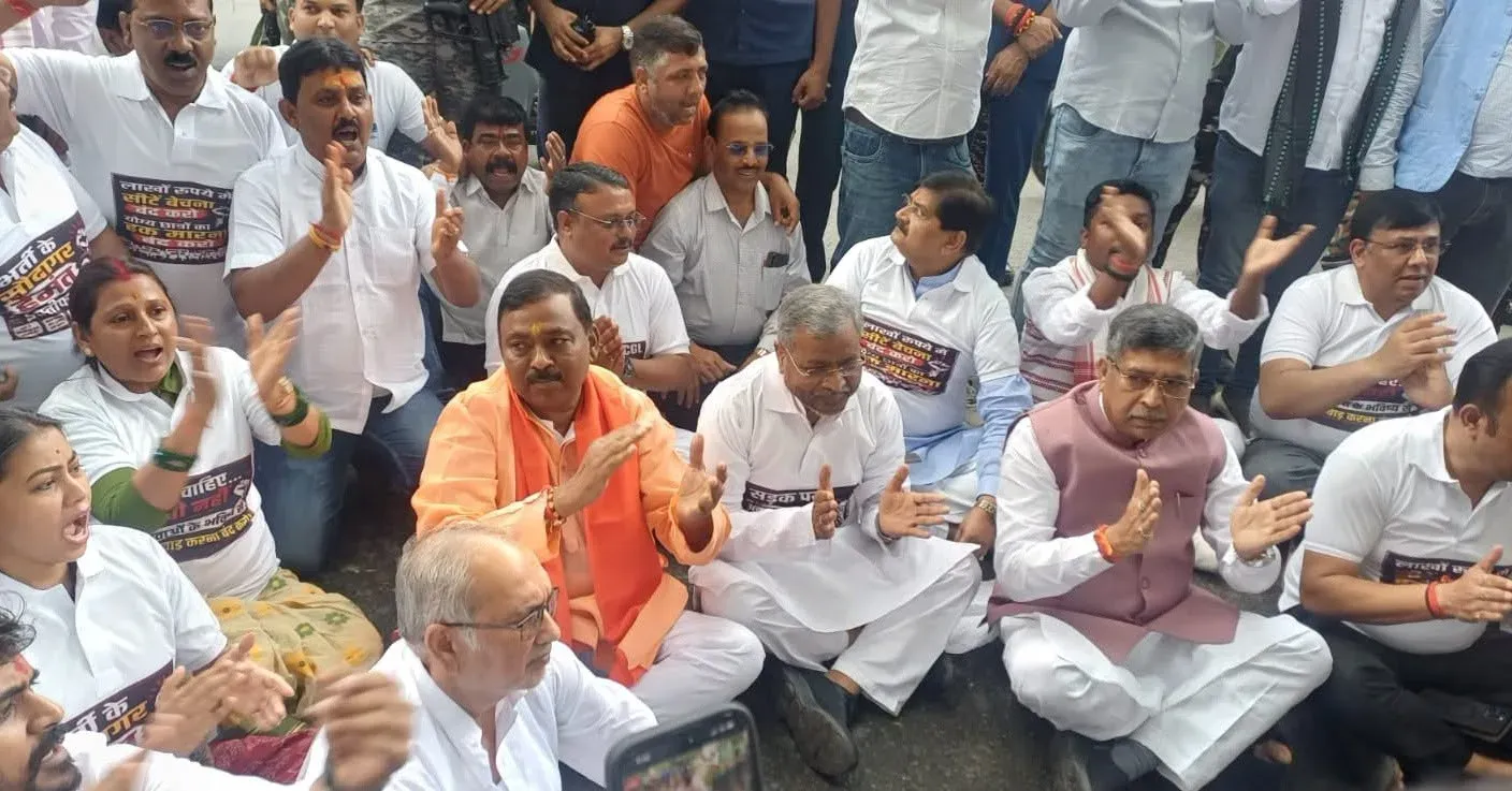 जेपीएससी-जेएसएससी विवाद: बाबूलाल मरांडी ने 8 घंटे में 20 पोस्ट, 3 फेसबुक लाइव — छात्र आंदोलन को बताया 'अगस्त क्रांति'