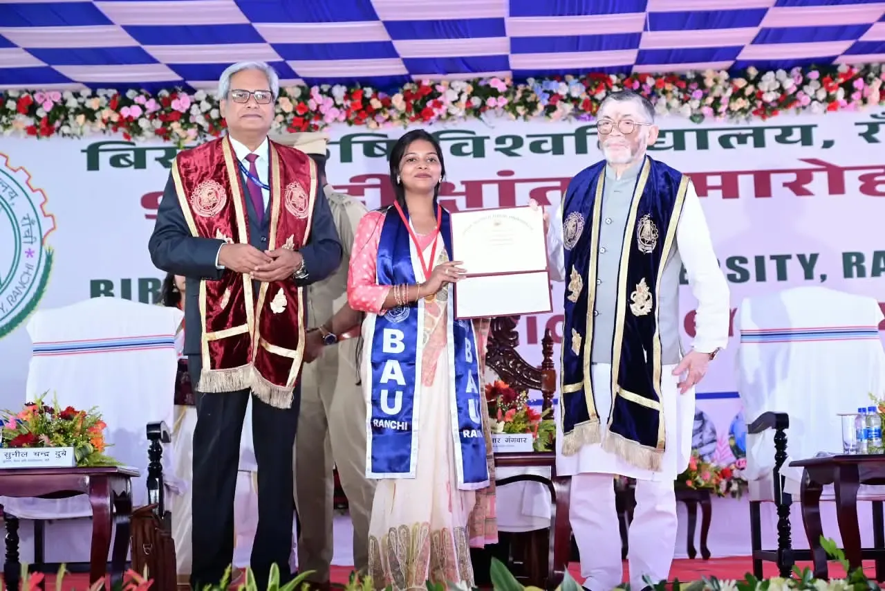 बीएयू नौवां दीक्षांत समारोह: 387 विद्यार्थियों को डिग्री, 12 को स्वर्ण पदक; राज्यपाल ने कहा — खेत में दिखे अनुसंधान की सफलता
