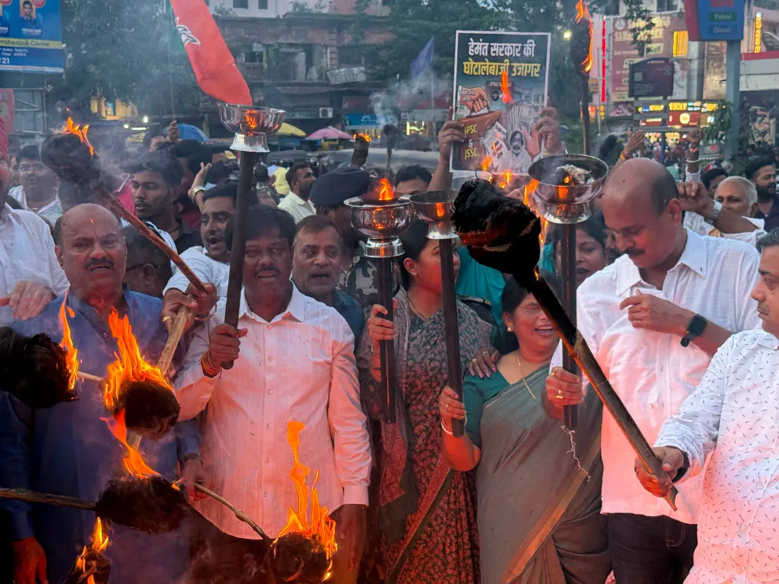 झारखंड भर्ती परीक्षा घोटाले पर BJP का मशाल जुलूस, CBI जांच और CM सोरेन के इस्तीफे की मांग