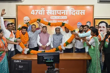 झारखंड भाजपा के मिलन समारोह में सैकड़ों युवाओं ने थामा पार्टी का दामन, प्रदेश अध्यक्ष और नेता प्रतिपक्ष ने किया स्वागत