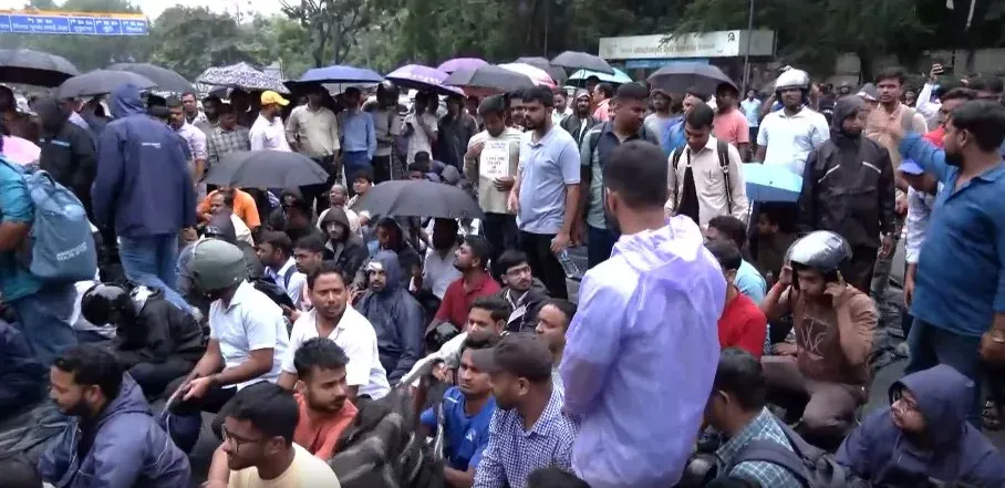 झारखंड CGL परीक्षा रद्द: 2,628 चयनित कर्मचारी सड़क पर, सचिवालय के बाहर जोरदार प्रदर्शन