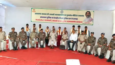 झारखंड : चाईबासा में डीजीपी के समक्ष 10 नक्सलियों ने किया आत्मसमर्पण