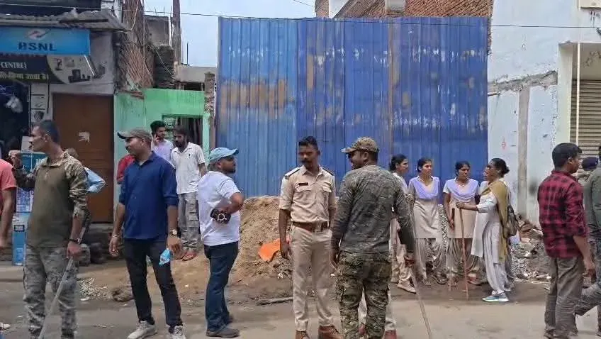 चतरा में जमीन कब्जे की कार्रवाई के दौरान महिला ने खुद पर पेट्रोल छिड़का, बेटा और ASI भी झुलसे