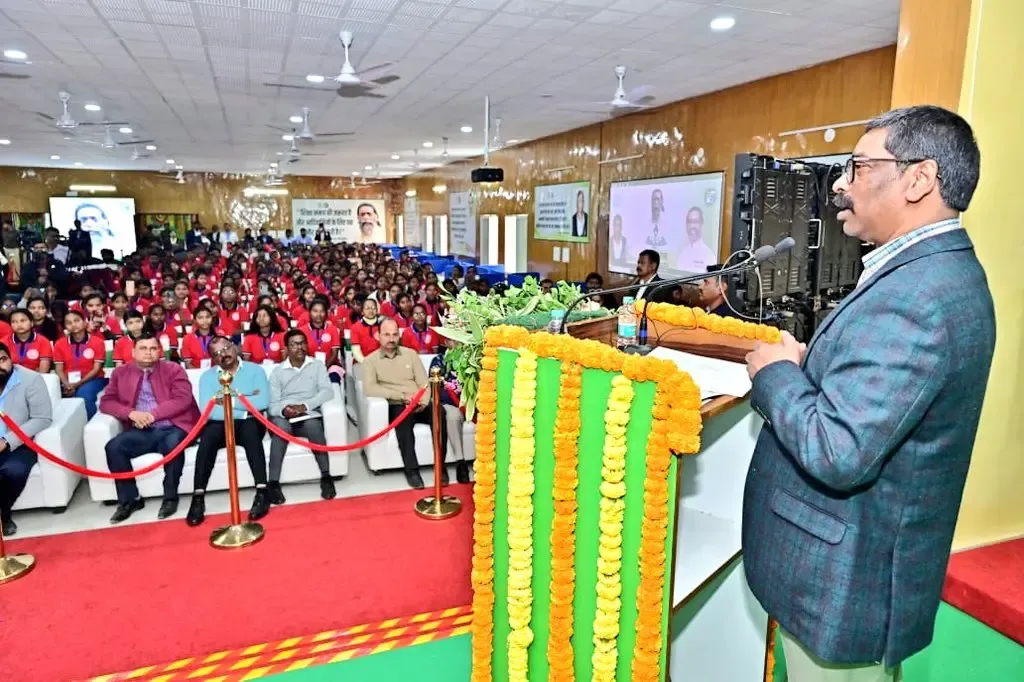 What new initiatives has Jharkhand CM Hemant Soren launched for tribal students?