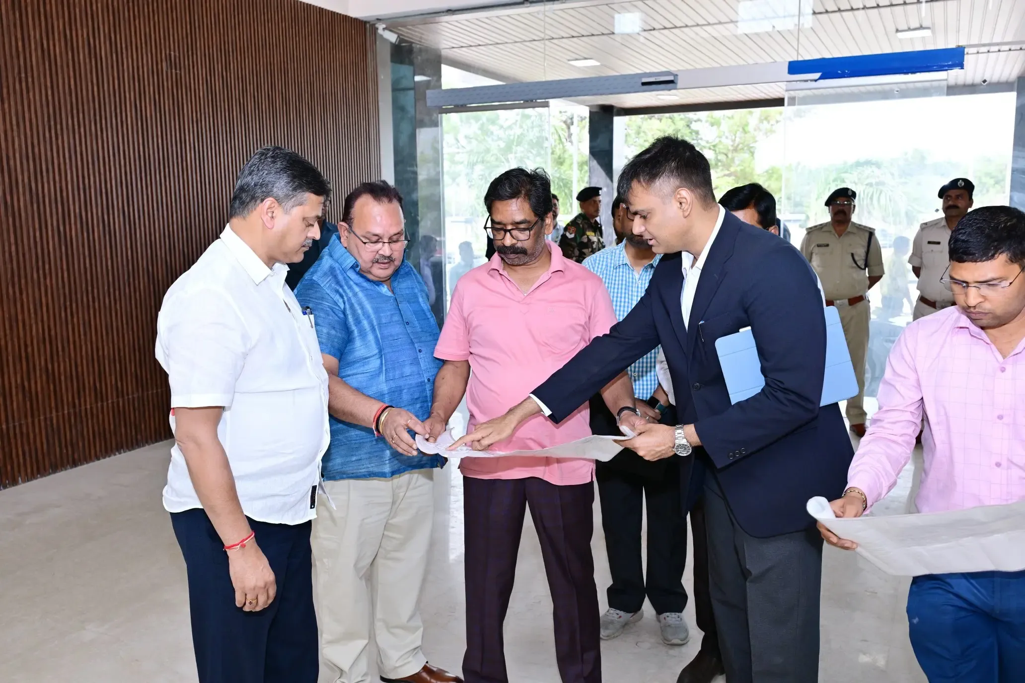 स्टेट हैंगर निरीक्षण: CM हेमंत सोरेन ने बिरसा मुंडा एयरपोर्ट पर दिए सख्त निर्देश