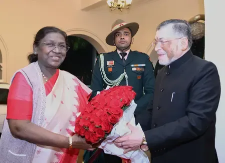 झारखंड दौरे पर पहुंचीं राष्ट्रपति मुर्मू, रांची में राज्यपाल और मुख्यमंत्री ने किया स्वागत