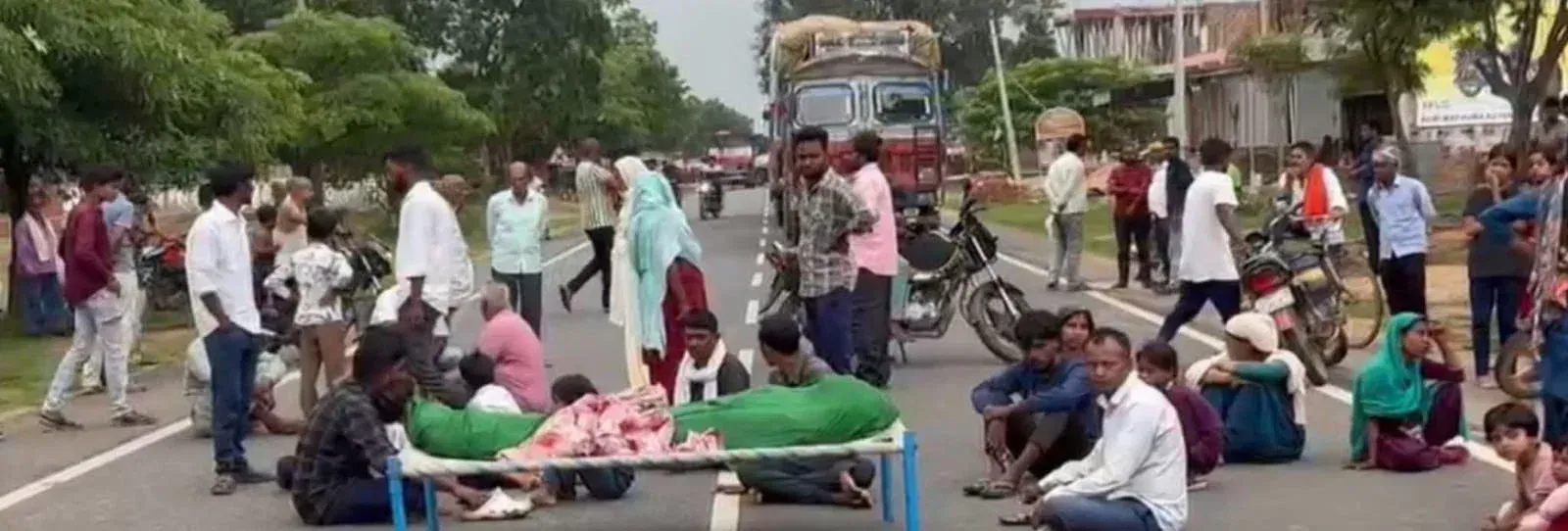 गिरिडीह में नवविवाहिता रजिया खातून की संदिग्ध मौत, परिजनों ने दहेज हत्या का आरोप लगाया; जमुआ-खोरीमहुआ मार्ग जाम