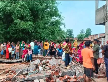 गिरिडीह में छज्जा गिरने से मां-बेटे की मौत, राजमिस्त्री गंभीर रूप से घायल