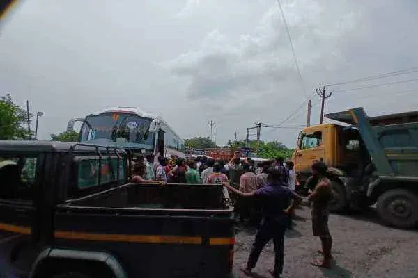हजारीबाग में NTPC कोयला मार्ग पर हाईवा से युवक की मौत, ग्रामीणों ने ₹15 लाख मुआवजे और नौकरी की मांग पर परिवहन रोका
