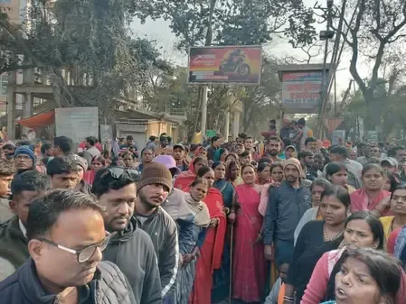 झारखंड: हजारीबाग में सड़क के किनारे मिला युवक का शव, आक्रोशित लोगों ने हाइवे किया जाम