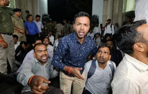 जेएसएससी-सीजीएल रद्द: झारखंड में 2,000 से अधिक नियुक्त कर्मियों की नौकरी खतरे में, प्रोजेक्ट भवन के बाहर उबाल
