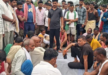 चतरा में शिक्षक मुकेश यादव का शव एनएच-22 किनारे मिला, हत्या के आरोप में ग्रामीणों ने घंटों जाम लगाया
