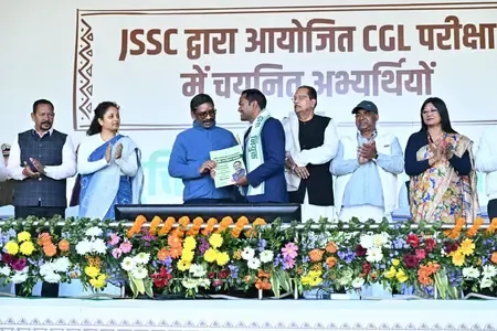 झारखंड के सीएम हेमंत सोरेन ने जेएसएससी सीजीएल में सफल 1910 अभ्यर्थियों को बांटे नियुक्ति पत्र