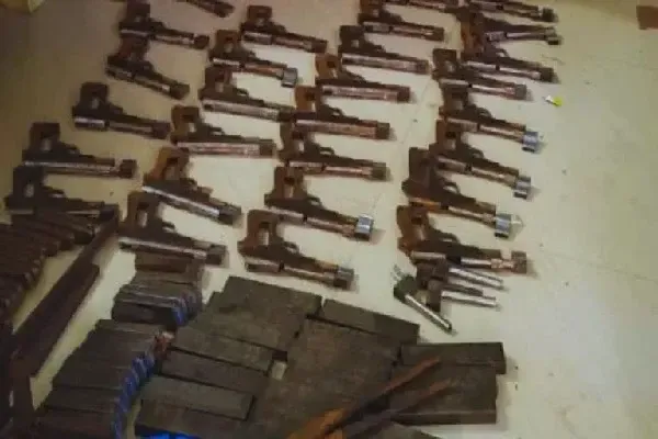 क्या झारखंड के गिरिडीह में बंदूक बनाने की अवैध फैक्ट्री पकड़ी गई? छह गिरफ्तार