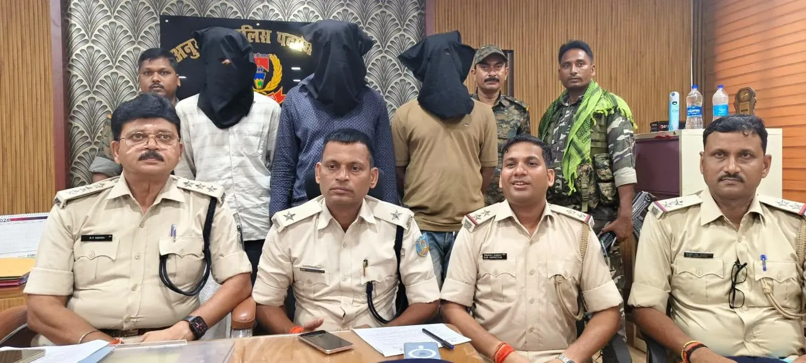 हजारीबाग होटल में पुलिस छापा: बिहार के तीन हथियारबंद अपराधी गिरफ्तार, रिवॉल्वर-कारतूस बरामद