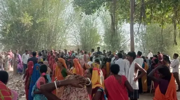 कोडरमा में जंगली हाथियों के हमले से युवक की हुई हत्या, ग्रामीणों ने किया सड़क जाम