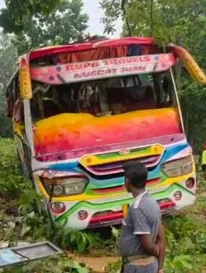 पाकुड़ बस हादसा: बारातियों से भरी बस पलटी, 2 की मौत और 35 से अधिक घायल