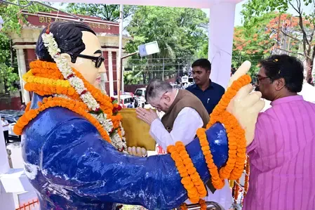 झारखंड के राज्यपाल और मुख्यमंत्री ने डॉ अंबेडकर को किया नमन, कहा- उनके आदर्शों को आत्मसात करें