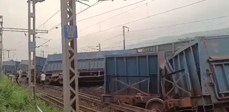 झारखंड के सरायकेला में दो मालगाड़ियों की टक्कर, दर्जनों डिब्बे पटरी से उतरे