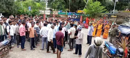 झारखंड: खूंटी में फौजी की संदिग्ध मौत पर फूटा ग्रामीणों का गुस्सा, थाने का किया घेराव