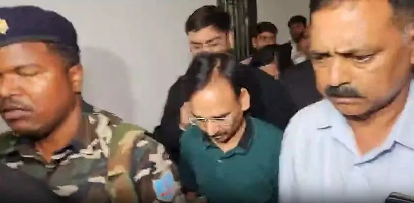 What led to the arrest of Jharkhand's former Excise Secretary Chaubey and an excise official?