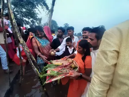 झारखंड में छठ महापर्व की धूम, डूबते सूर्य को अर्घ्य देने घाटों पर उमड़ा श्रद्धालुओं का सैलाब