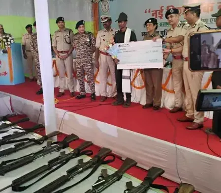 झारखंड में 27 नक्सलियों का ऐतिहासिक आत्मसमर्पण, 6 पर था ₹5-5 लाख का इनाम
