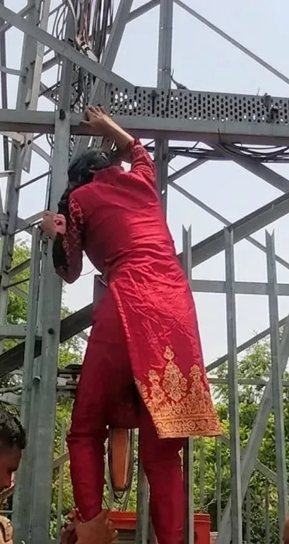 झारखंड में 15 दिनों में तीन बार मोबाइल टावर पर चढ़े प्रेमी, धनबाद में युवती ने प्रेमी की रिहाई के लिए लगाई जान की बाज़ी