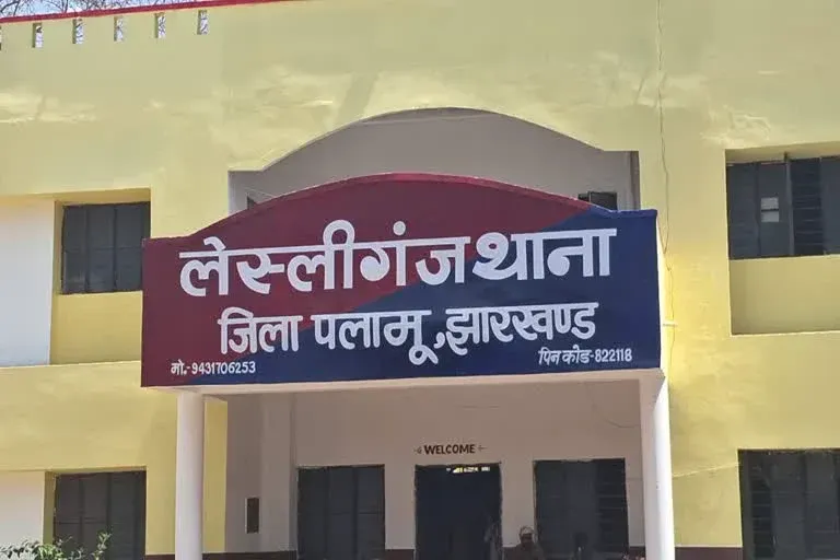 पलामू में बेटी की कुल्हाड़ी से हत्या: कथित प्रेम संबंध से नाराज पिता फरार, पुलिस की छापेमारी जारी