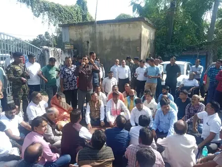 What Led to the Robbery and Firing Incident in Dhanbad Market?