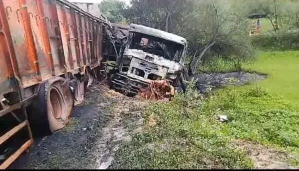 सरायकेला में NH-220 पर हाइवा-ट्रेलर की भीषण टक्कर, आग में जलकर दोनों चालकों की मौत