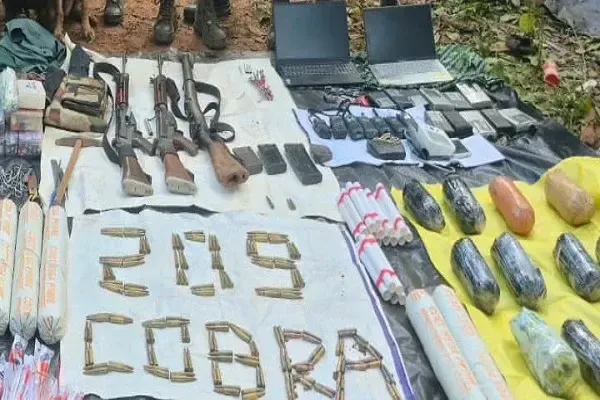 क्या झारखंड के सारंडा जंगल में नक्सलियों से मुठभेड़ में हथियारों का जखीरा जब्त हुआ?