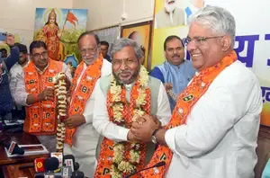 झारखंड स्थापना के 25 साल, जबरदस्त सियासी टकराव के बीच बाबूलाल ने पहले सीएम के तौर पर ली थी शपथ