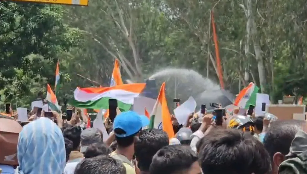 Jharkhand students breach barricades; water cannons deployed in Ranchi Assembly march