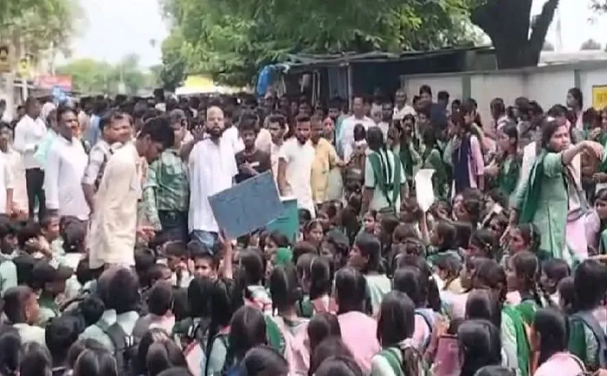 Garhwa students stone police station over headmaster's transfer, cop hurt