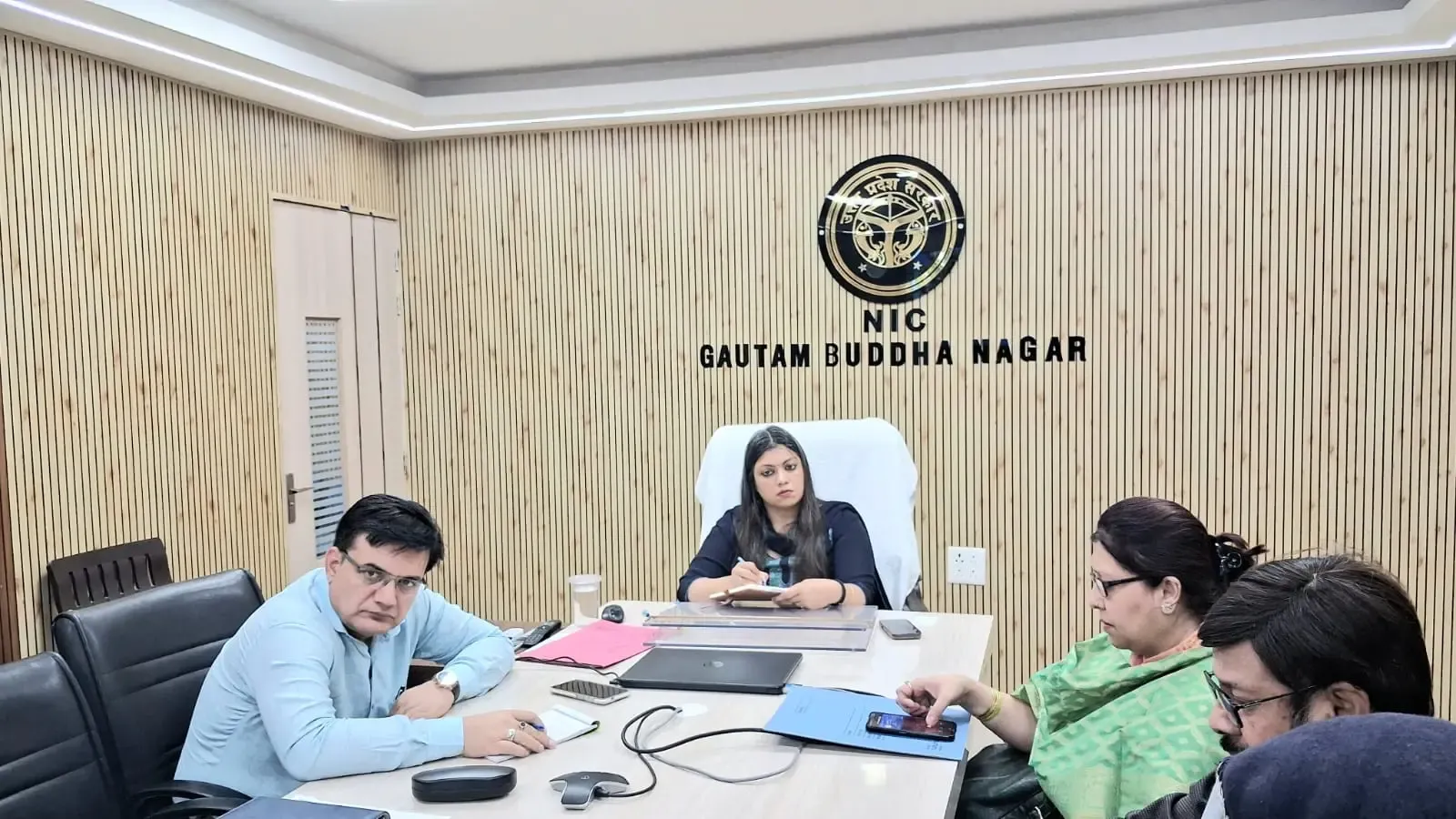 जिलाधिकारी की अध्यक्षता में गैस कंपनियों के साथ बैठक, वाणिज्यिक सिलेंडर आपूर्ति में पारदर्शिता पर जोर