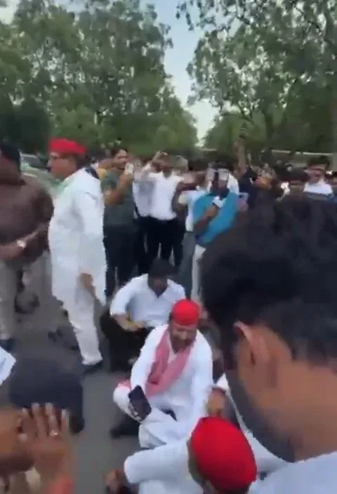 जिम्स अस्पताल कर्मचारियों के समर्थन में सपा का ग्रेटर नोएडा में प्रदर्शन, सूरजपुर कलेक्ट्रेट पर नारेबाजी