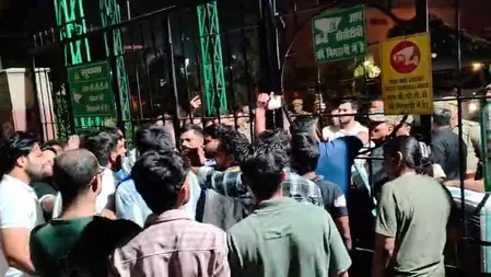जिम्स अस्पताल धरना विवाद: पुलिस पर मारपीट के आरोप, 12 गंभीर मरीज प्रभावित, प्रशासन ने नकारे दावे