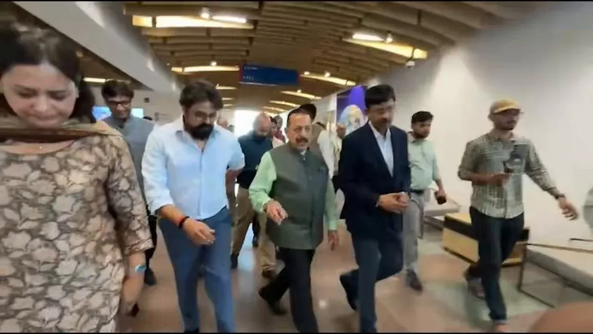 Jitendra Singh Visits IIT Gandhinagar Research Park, Reviews Startups